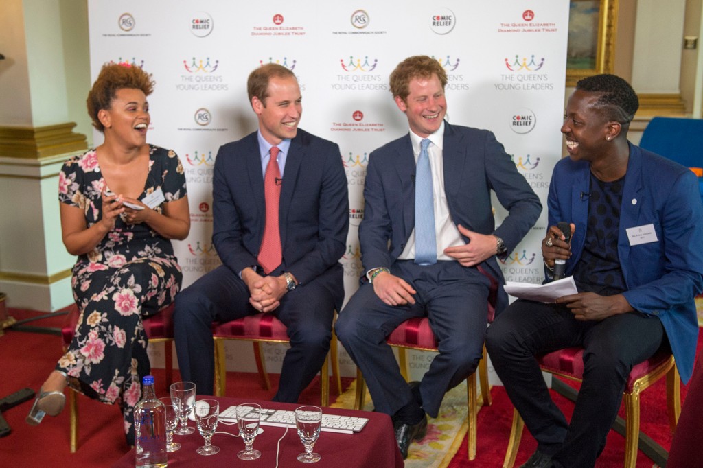 جيما كايرني والأمير ويليام ودوق كامبريدج والأمير هاري وجمال إدواردز أثناء إطلاق برنامج الملكة للقادة الشباب في قصر باكنغهام في 9 يوليو 2014 في لندن ، إنجلترا. 
