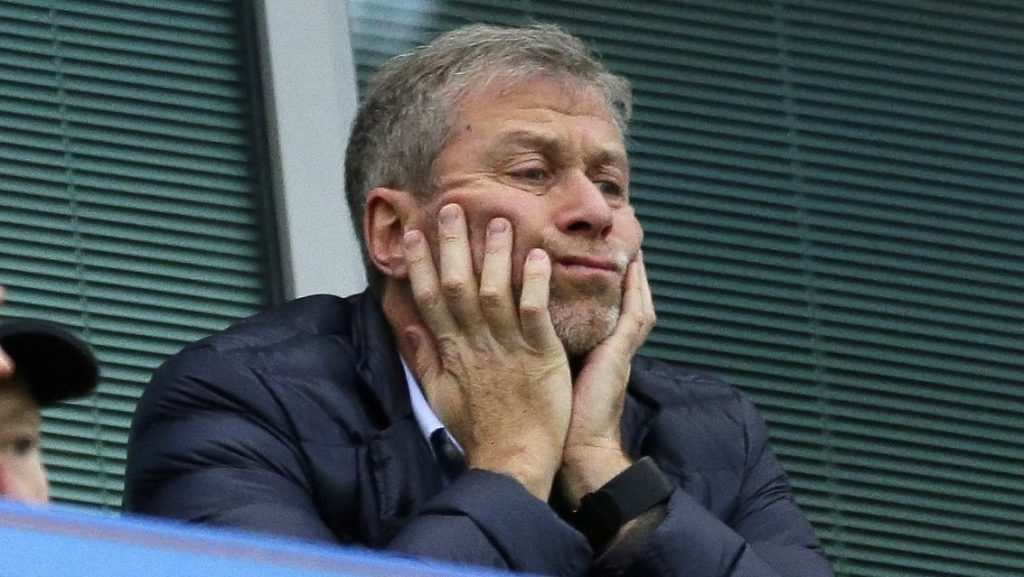 الملياردير الروسي رومان أبراموفيتش يتخلى عن السيطرة على نادي تشيلسي لكرة القدم - الموعد النهائي