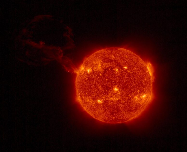 المدار الشمسي يلتقط الانفجار الشمسي العملاق