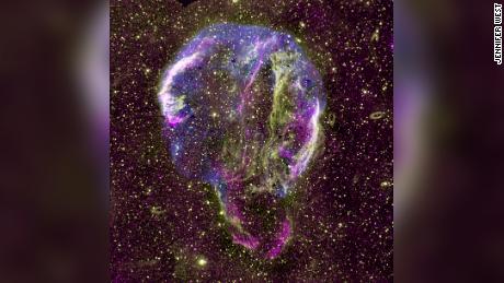 يتم عرض صورة مكونة من راديو (أرجواني) و UV (أصفر) و X-ray (أزرق) لبقايا مستعر أعظم حلقة Cygnus في مجرة ​​درب التبانة. 