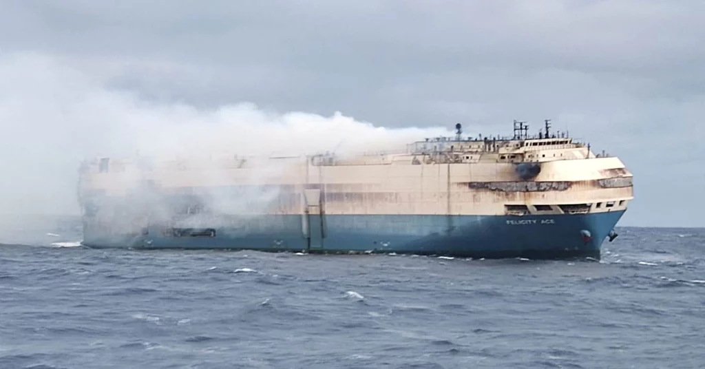 يكافح رجال الإطفاء لإخماد النيران في سفينة سيارات فاخرة قبالة جزر الأزور