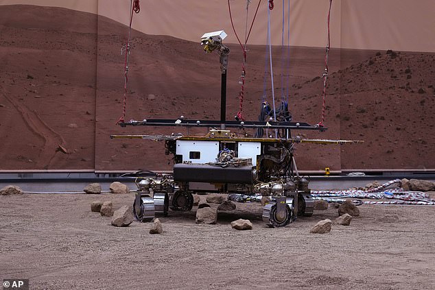 روزاليند فرانكلين هي مركبة روبوتية على المريخ مخطط لها ، وهي جزء من برنامج ExoMars الدولي بقيادة وكالة الفضاء الأوروبية وشركة Roscosmos الروسية.  في الصورة توأم روزاليند على الأرض ، والمعروف باسم أماليا ، وقد ترك المنصة بنجاح في محاكاة تضاريس المريخ