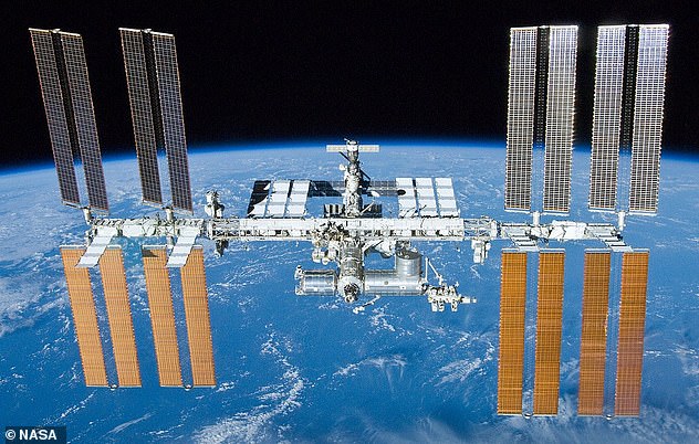 محطة الفضاء الدولية (ISS ، في الصورة) ، التي يبلغ عرضها 357.5 قدمًا وطولها 239.4 قدمًا ، تكمل مدارًا كاملاً حول الأرض مرة كل 90 دقيقة