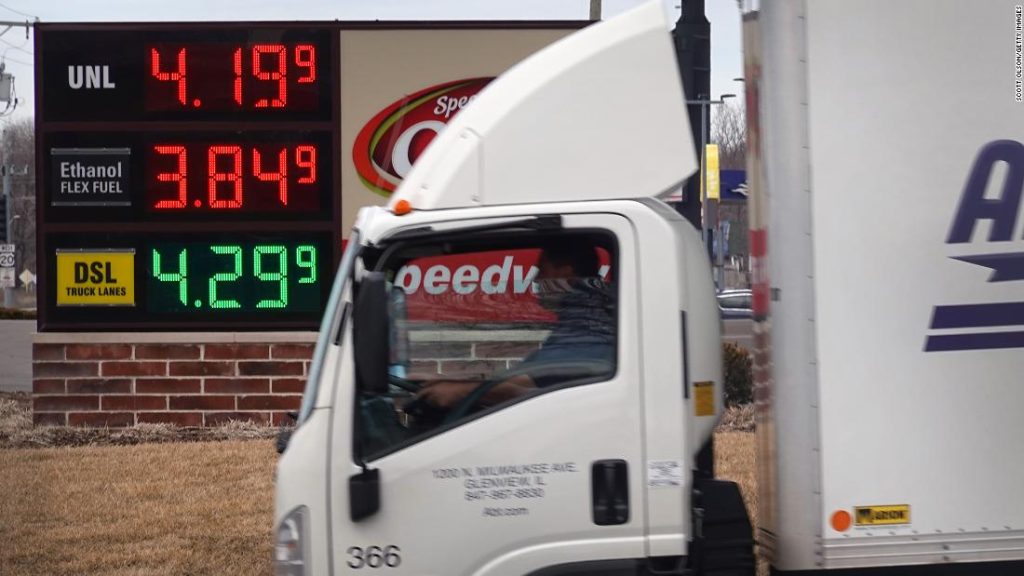 الغاز يصل إلى 4 دولارات للغالون لأول مرة منذ عام 2008