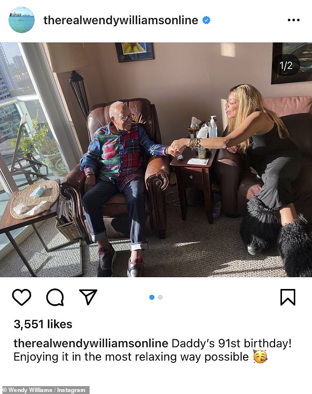 في الشهر الماضي ، احتفلت مقدمة البرنامج الحواري المحاصر بعيد ميلاد والدها الـ 91 ونشرت صورة لهما على إنستغرام