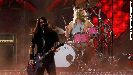 يقدم Dave Grohl و Taylor Hawkins of Foo Fighters عرضًا خلال اليوم الثالث من Lollapalooza Chile 2022 في Parque Bicentenario Cerrillos في سانتياغو.