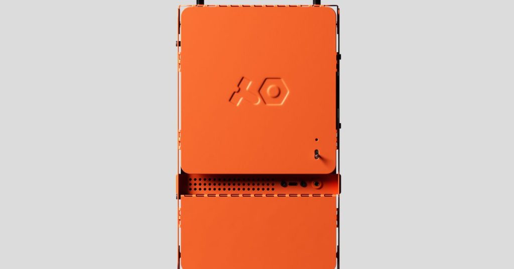 عادت حقيبة Computer-1 PC ذات اللون البرتقالي من Teenage Engineering للبيع