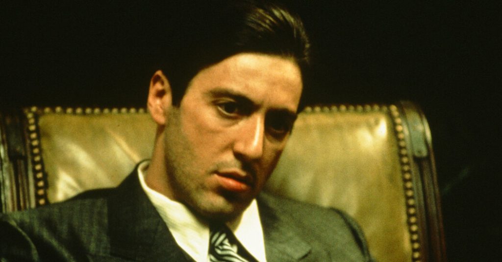 آل باتشينو ينظر إلى دوره الرائع في فيلم The Godfather