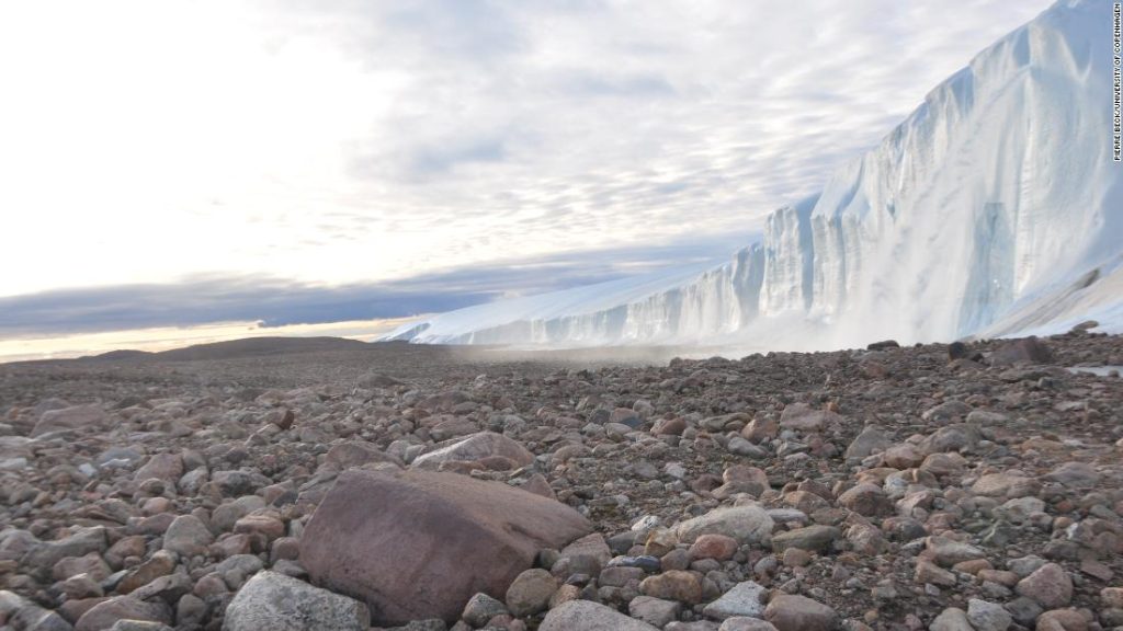 اكتشاف فوهة نيزكية ضخمة تحت جليد جرينلاند أقدم بكثير مما كان يُعتقد