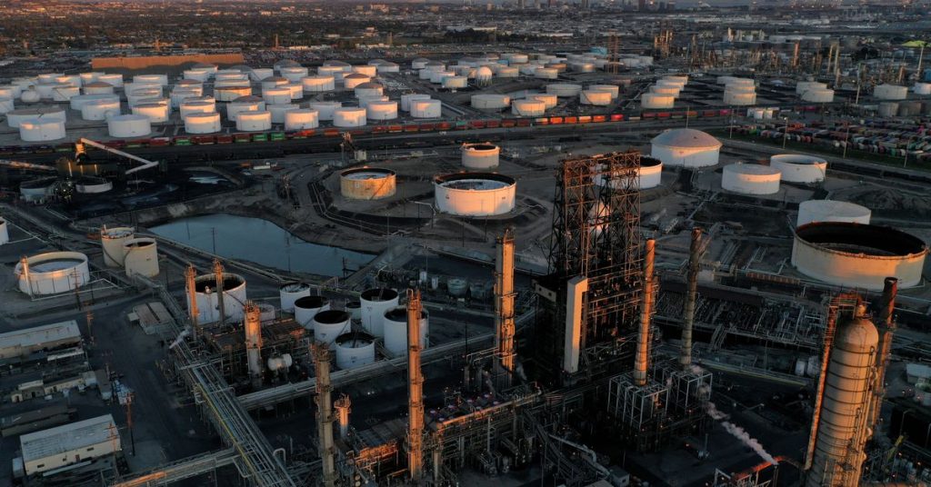 النفط يقفز في الوقت الذي يضغط فيه الاتحاد الأوروبي على الحظر الروسي وتضرر إنتاج المصافي السعودية