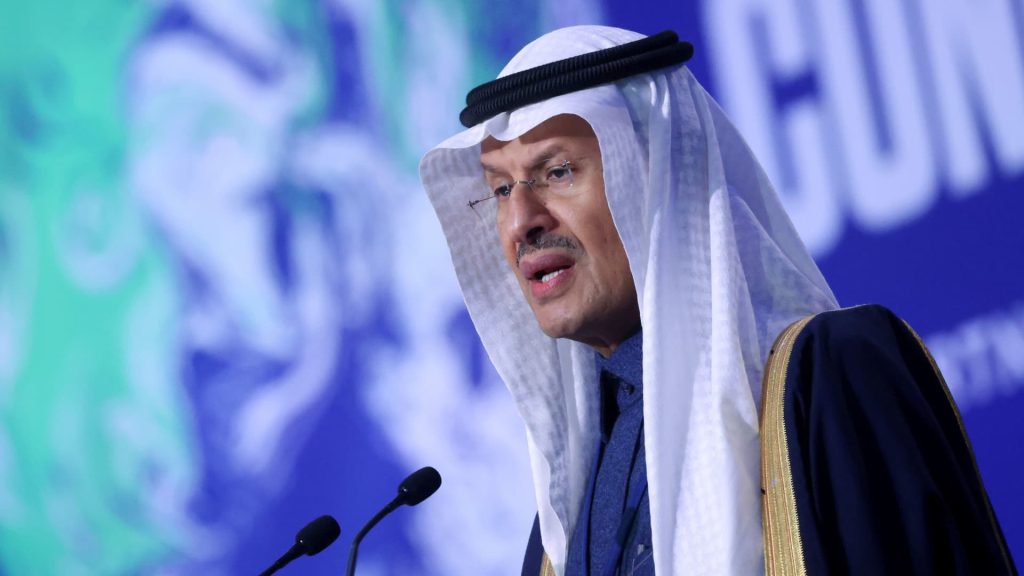 وزير الطاقة السعودي يقول إن أوبك ستخرج السياسة من قرارات النفط
