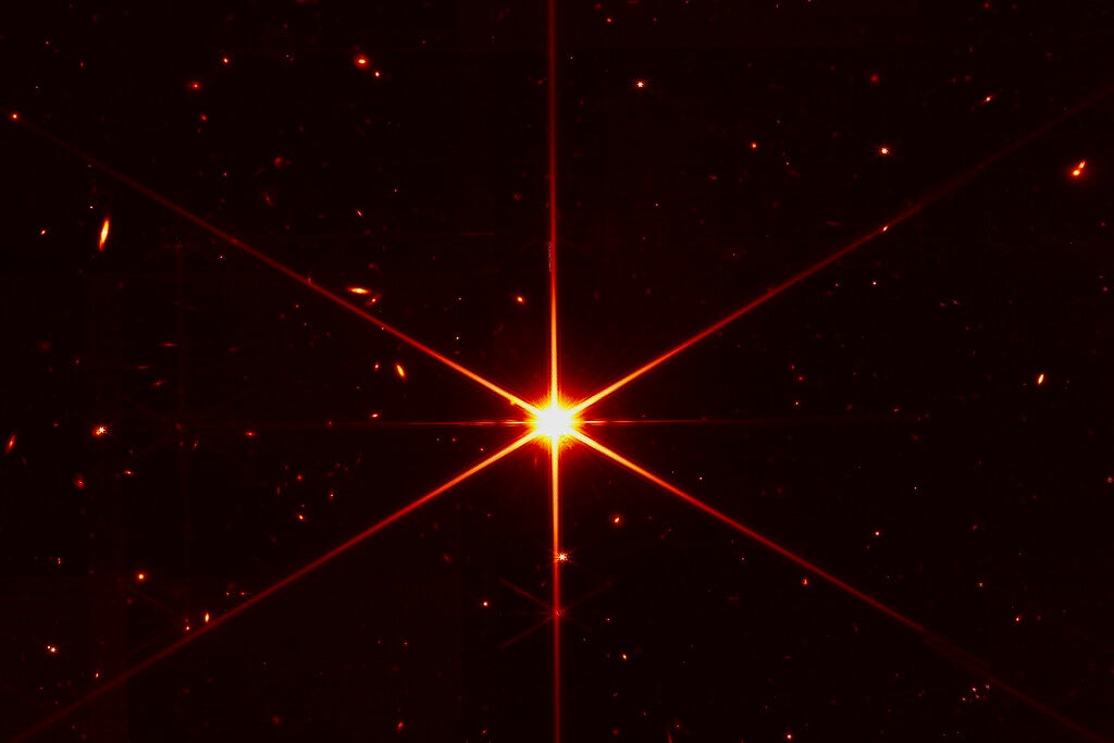 يرسل تلسكوب جيمس ويب صورة جديدة للنجم