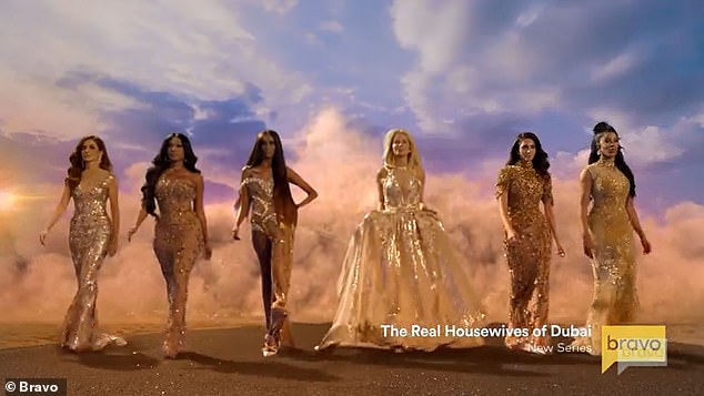 الفريق الكبير: تم إنتاج The Real Housewives of Dubai بواسطة Truly Original مع ستيفن واينستوك ، جليندا هيرش ، لورين إسكلين ، جيمي جاكيمو ، براندون باناليجان ، جليندا إن كوكس وتشيلسي ستيفنز كمنتجين تنفيذيين