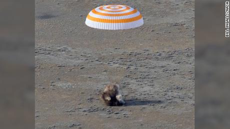 شوهدت المركبة الفضائية Soyuz MS-19 وهي تهبط في منطقة نائية بالقرب من بلدة Zhezkazgan ، كازاخستان مع Mark Vande Hei من وكالة ناسا ، ورائدي الفضاء الروس Pyotr Dubrov و Anton Shkaplerov الأربعاء 30 مارس.