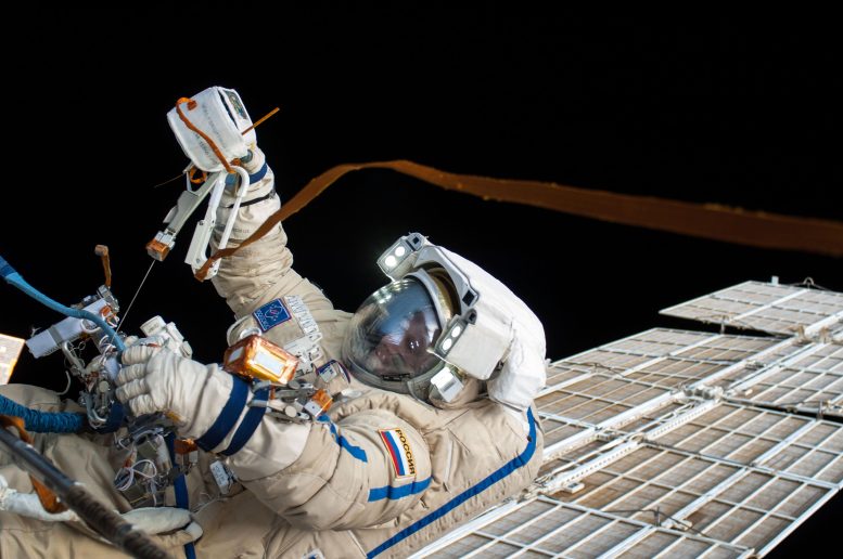رائد الفضاء الروسي أوليغ أرتيمييف في محطة الفضاء الدولية