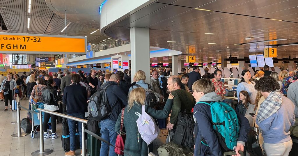 إضراب يتسبب في فوضى في مطار أمستردام مع بدء العطلة