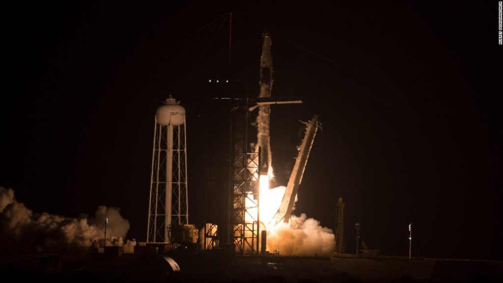 تطلق SpaceX مهمة رائدة فضاء تاريخية أخرى