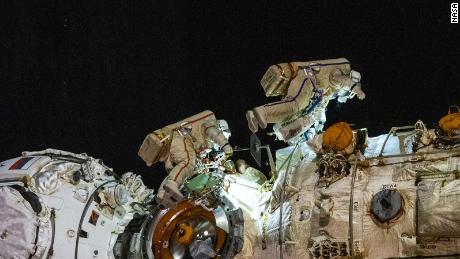 رواد فضاء روس لتنشيط الذراع الروبوتية الجديدة لمحطة الفضاء