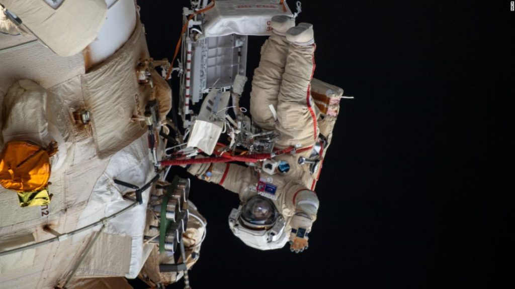 رواد الفضاء الروس سوف "يثنون" الذراع الروبوتية لمحطة الفضاء