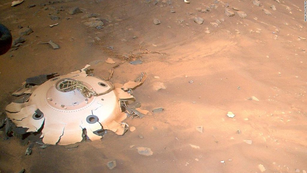 مروحية بارعة تلتقط صورًا لحقل الحطام على سطح المريخ