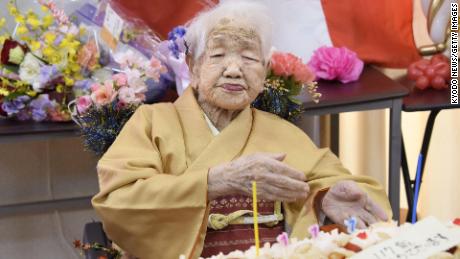 وفاة كين تاناكا ، أكبر معمرة في العالم ، في اليابان عن عمر يناهز 119 عامًا