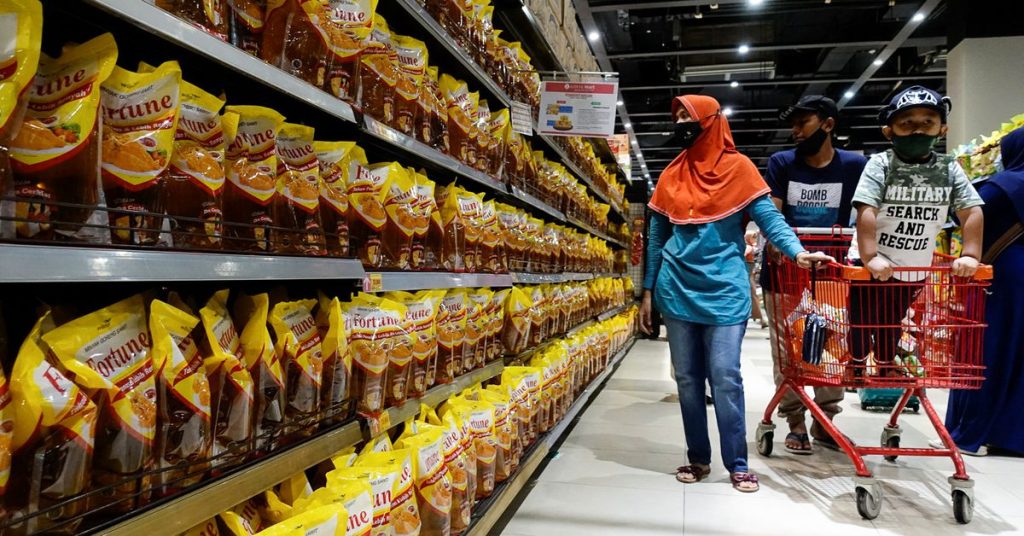 إندونيسيا تحظر صادرات زيت النخيل مع تصاعد تضخم أسعار الغذاء العالمي
