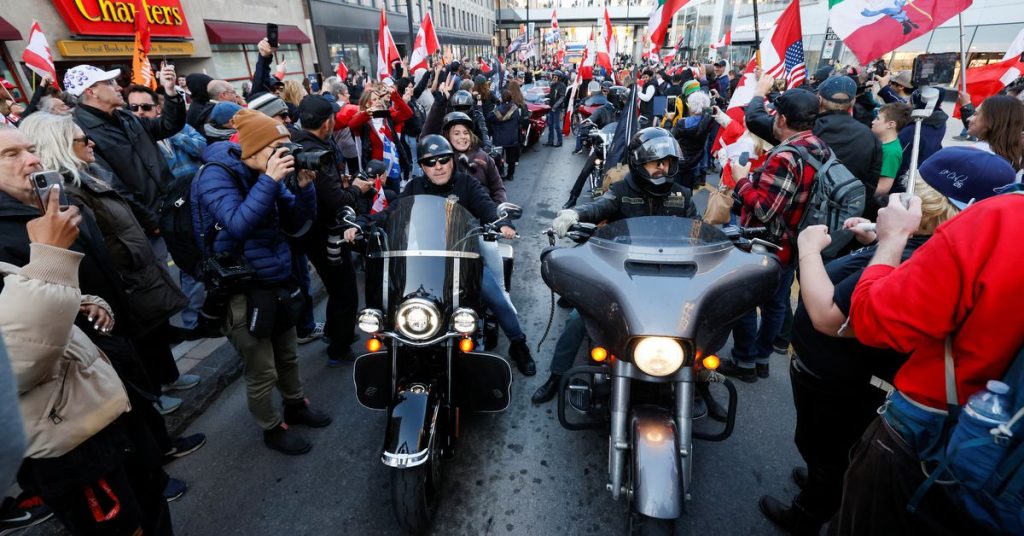 الشرطة تعتقل العديد في العاصمة الكندية بينما يتحول استعراض لسائقي الدراجات الجامحة