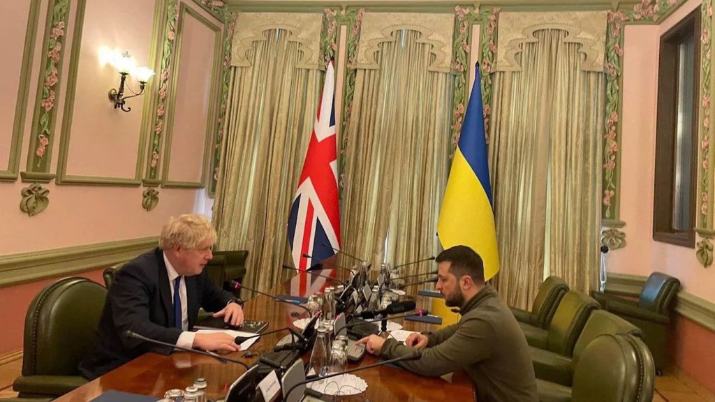 بوريس جونسون يتعهد بتقديم مساعدات مالية وعسكرية بعد لقاء زيلينسكي في كييف