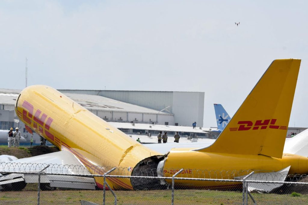 تحطمت طائرة شحن تابعة لشركة DHL إلى النصف أثناء هبوطها اضطرارياً في مطار كوستاريكا