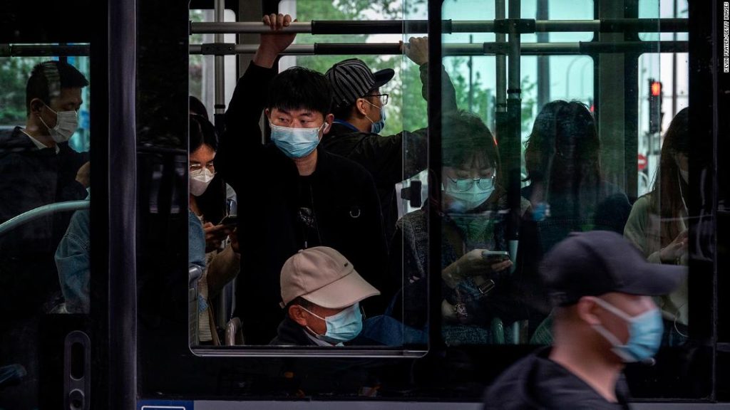 تسابق بكين لاحتواء تفشي كوفيد `` العاجل والقاتم '' مع استمرار إغلاق شنغهاي