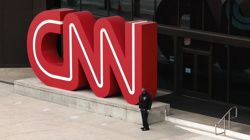 تكافح قناة CNN + لجذب المشاهدين ، حيث تجذب أقل من 10000 مستخدم يوميًا