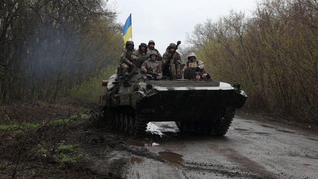 دبابات ومدفعية جديدة تعزز آمال أوكرانيا في هزيمة روسيا