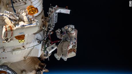عمل رائدا الفضاء الروسيان دينيس ماتفييف وأوليج أرتيمييف خارج الجزء الروسي من المحطة لمدة ست ساعات و 37 دقيقة في 18 أبريل. يظهر أرتيمييف ، ويمكن التعرف عليه من خلال خطوطه الحمراء في بدلة الفضاء.