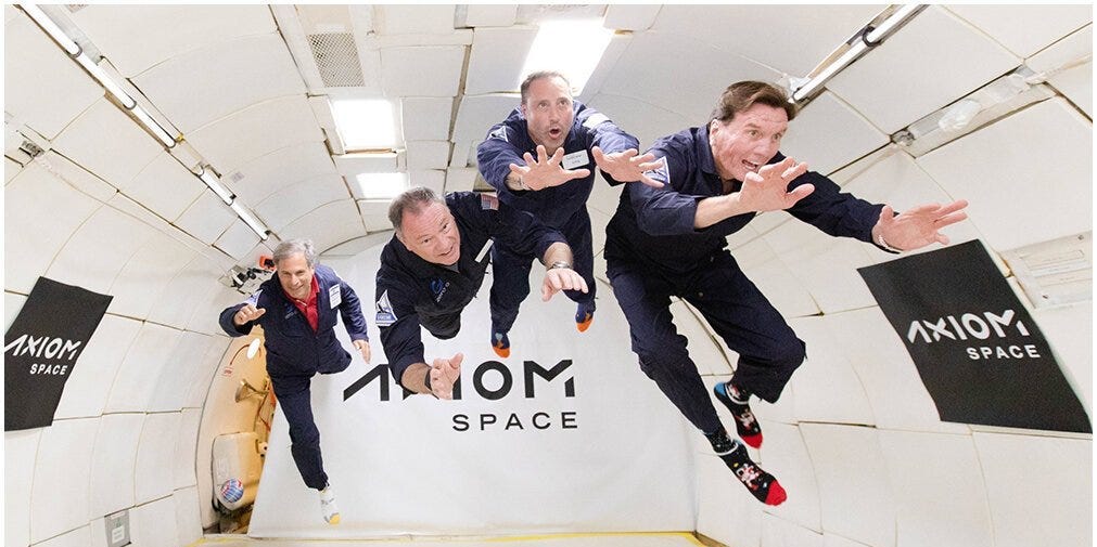 رواد الفضاء من SpaceX يحلقون مجانًا في المدار لمدة يوم قبل العودة إلى الوطن