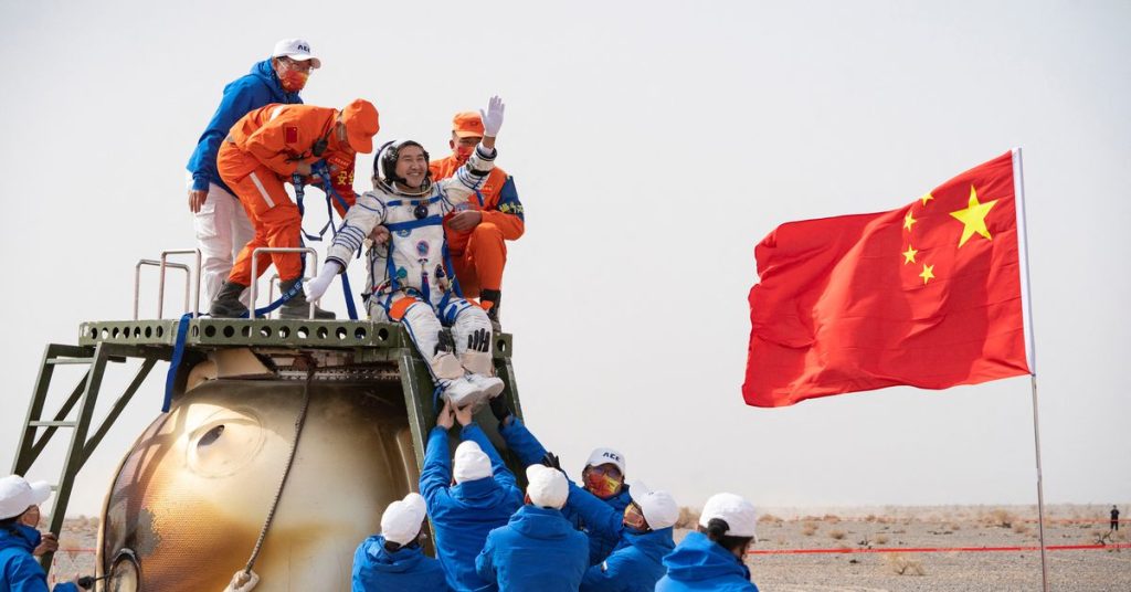رواد فضاء صينيون يهبطون على الأرض بعد أطول مهمة فضائية صينية مأهولة