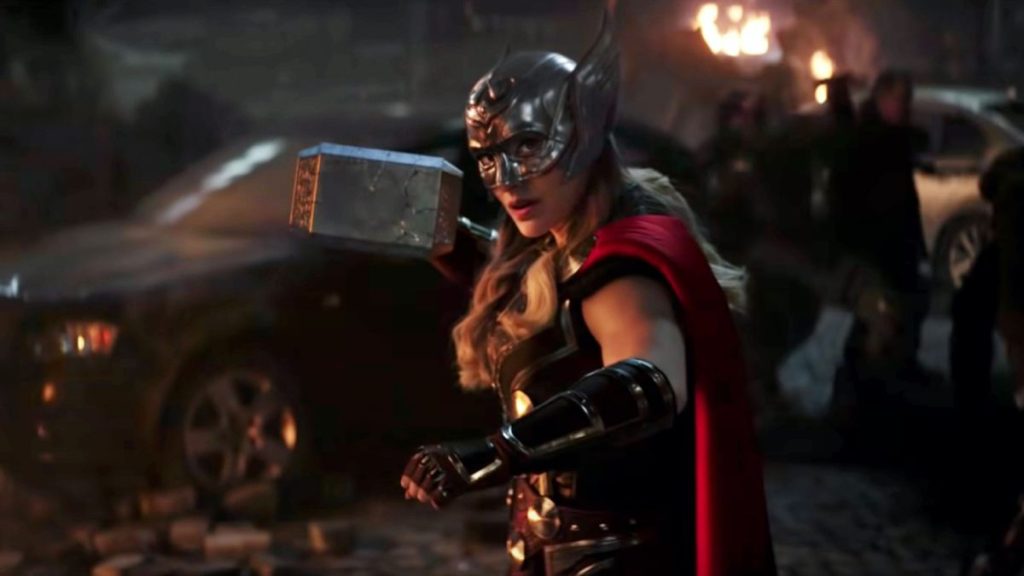 فيلم Thor: Love and Thunder يظهر جين فوستر من ناتالي بورتمان تلتقط المطرقة
