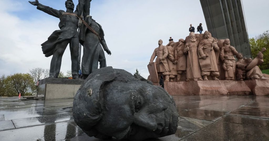 كييف تهدم نصبًا يعود إلى الحقبة السوفيتية يرمز إلى الصداقة الروسية الأوكرانية