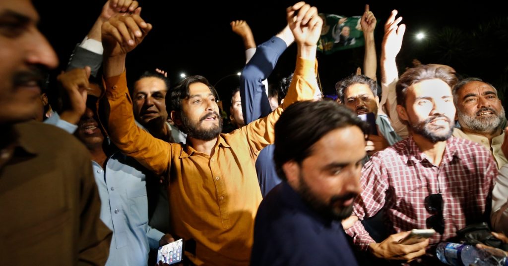 محكمة باكستانية تحكم منع التصويت على عزل رئيس الوزراء عمران خان |  عمران خان نيوز