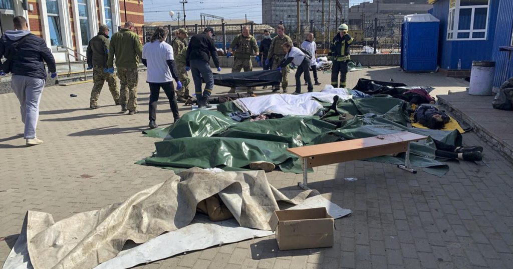 وتقول أوكرانيا إن 52 شخصا على الأقل قتلوا في هجوم صاروخي روسي على محطة قطار كراماتورسك