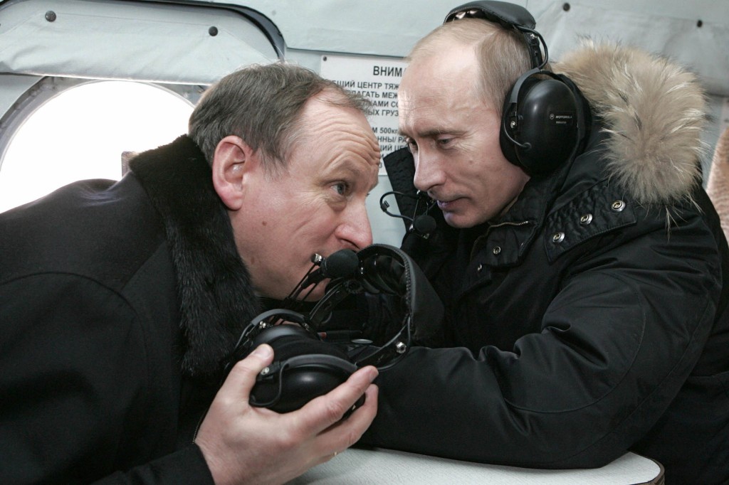 الرئيس فلاديمير بوتين (يمين) والخدمات الأمنية ، FSB ، القائد نيكولاي باتروشيف (يسار) يطيران على متن مروحية لزيارة موقع عسكري في نالتشيك في 4 فبراير ، 2008.