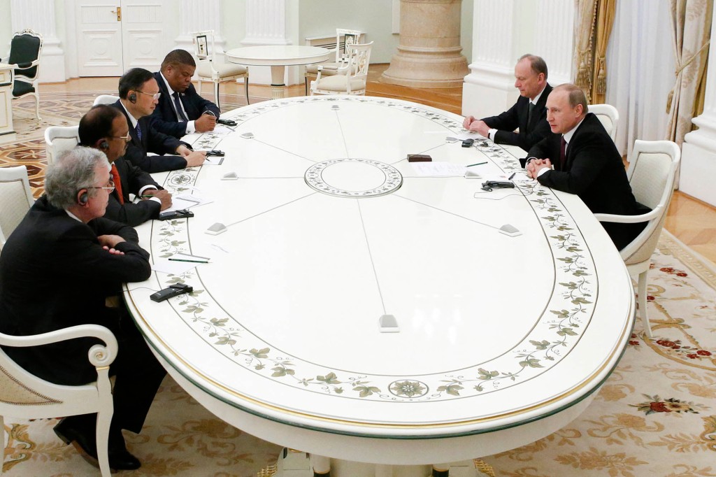 الرئيس الروسي فلاديمير بوتين (يمين ، في الأمام) ، يرافقه أمين مجلس الأمن نيكولاي باتروشيف (إلى اليمين ، في الخلف) ، يحضر اجتماعًا مع كبار المسؤولين في دول البريكس. 