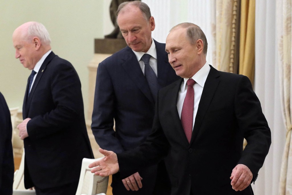 وصل الرئيس الروسي فلاديمير بوتين (إلى اليمين) وسكرتير مجلس الأمن الروسي آنذاك نيكولاي باتروشيف (وسط) لعقد اجتماع مع رؤساء الأمن والاستخبارات في عام 2017.