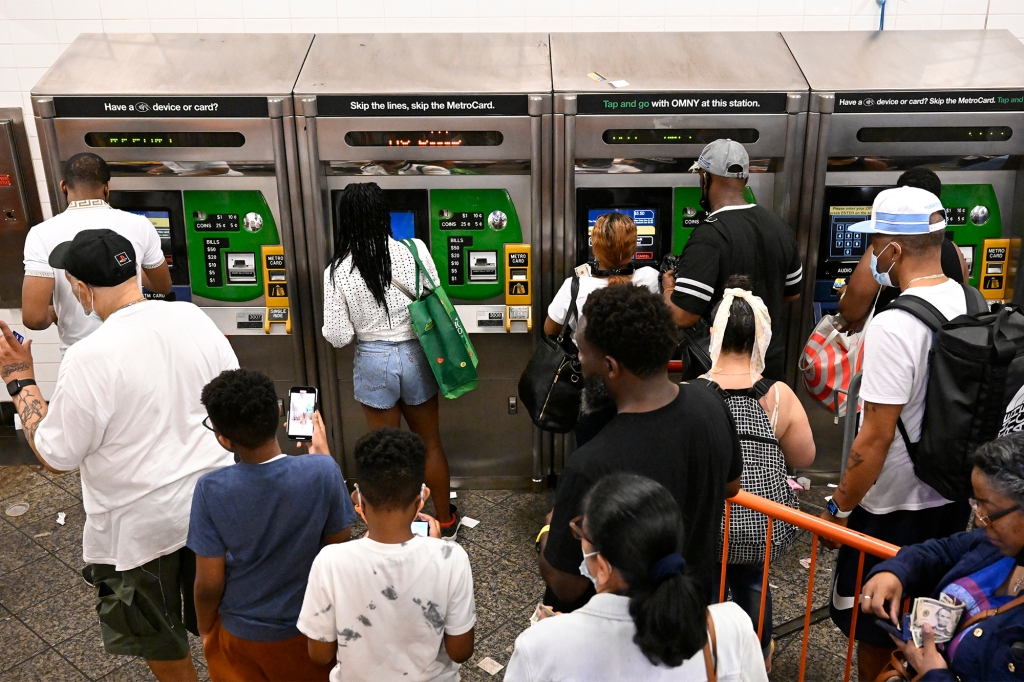 انتظر بعض المعجبين ما يصل إلى أربع ساعات لشراء MetroCards مع صورة لمغني الراب الراحل Biggie Smalls.