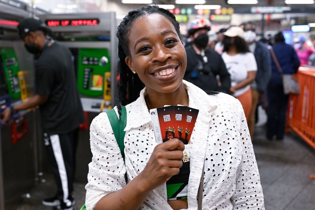 كانت تاتيانا ويلكينسون ، المقيمة في كراون هايتس ، أكثر من سعيدة بشراء ثلاث بطاقات مترو لإحياء ذكرى أيقونة الراب بيغي سمولز.
