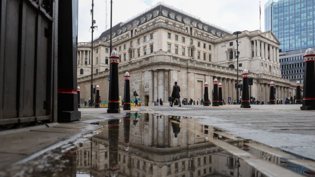 رفع بنك إنجلترا أسعار الفائدة في محاولة لمكافحة التضخم المتصاعد