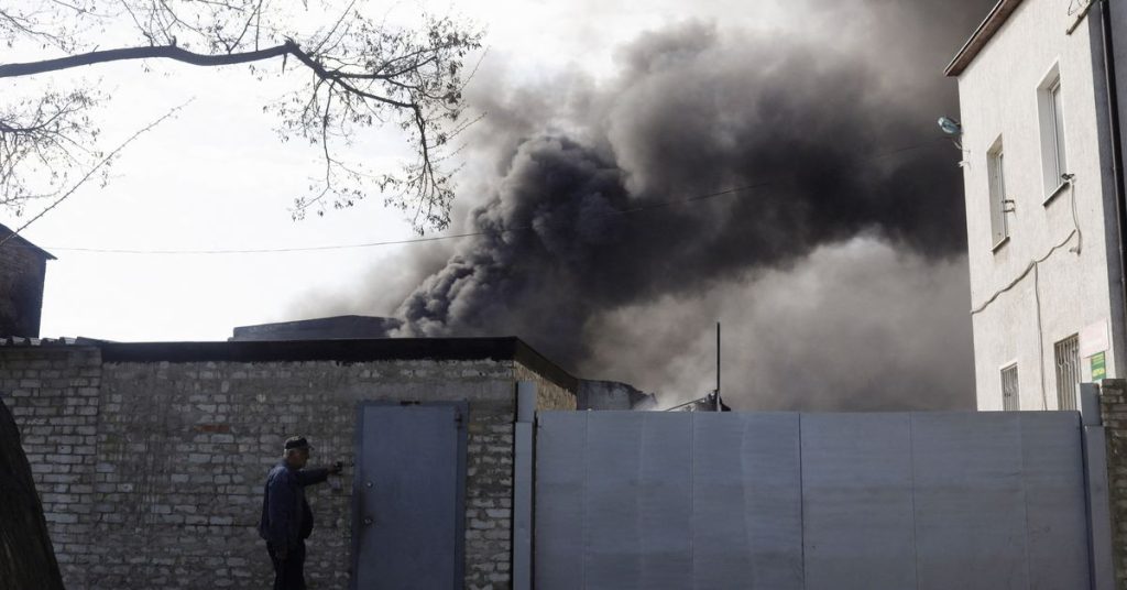 صواريخ روسية تستهدف شرق أوكرانيا وجنوبها ؛  بعض المدنيين يغادرون مصنع ماريوبول