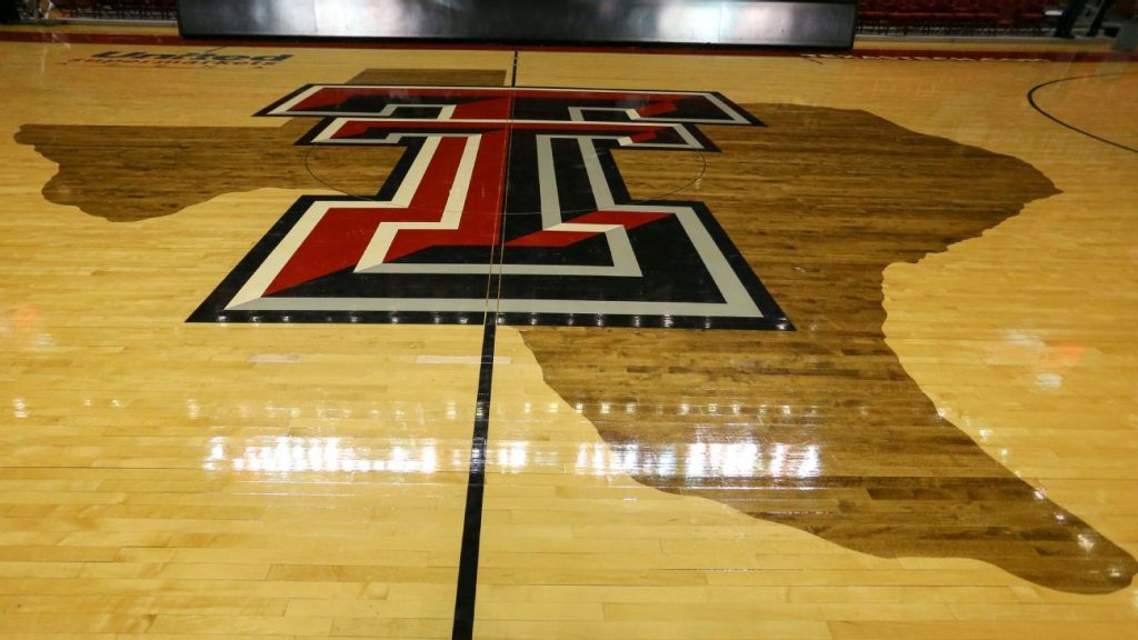 فريق Texas Tech Red Raiders ينزل من فئة الخمس نجوم في كرة السلة للرجال إليجا فيشر ، الذي سيعيد تصنيفه إلى فئة 2022