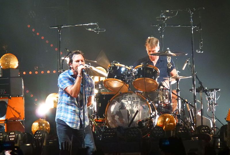 يسمح Pearl Jam للمروحة بملء مات كاميرون على البراميل