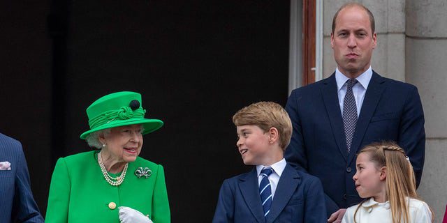 شاركت الملكة لحظة جميلة مع الأمير جورج والأميرة شارلوت خلال اليوبيل البلاتيني.