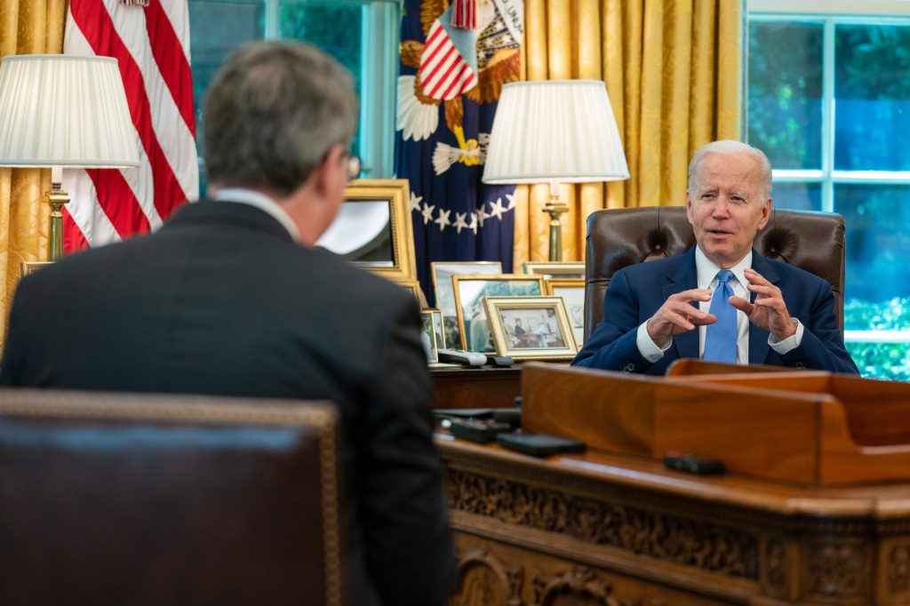 الرئيس جو بايدن يتحدث خلال مقابلة مع وكالة أسوشيتيد برس في المكتب البيضاوي للبيت الأبيض ، الخميس 16 يونيو 2022 ، في واشنطن.  (AP Photo / Evan Vucci)